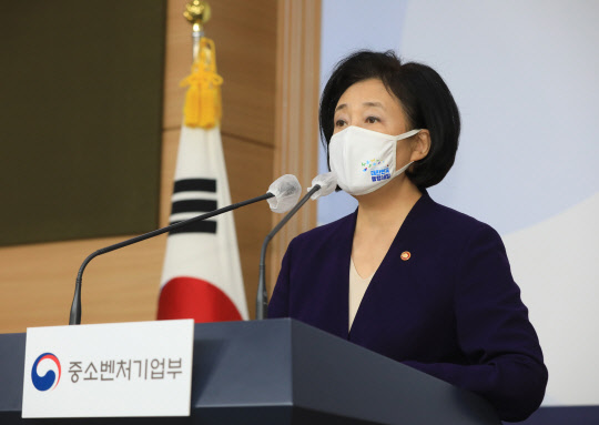 박영선 중기부 장관이 6일 정부서울청사에서 '중소기업 육성 종합계획'에 대해 브리핑하고 있다.  중소벤처기업부 제공